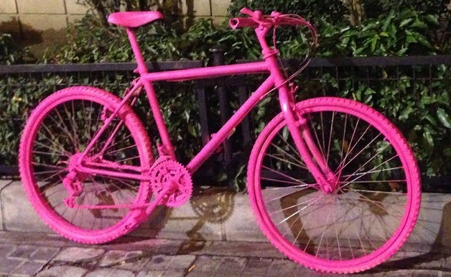 vertical paciente darse cuenta Desvelamos el misterio de las bicicletas rosas aparcadas en Madrid