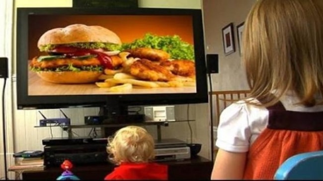 Reino Unido prohibirá anuncios de “comida basura” en TV antes las 21:00 y completo en internet desde 2023