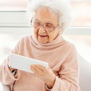 Persona mayor utilizando una tablet