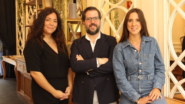 Ángela Linares, Kike González y Carmen Serres, de roman