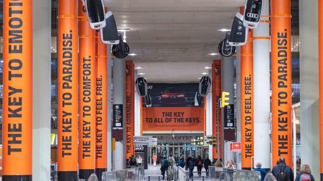 Los aeropuertos españoles se tiñen de naranja para la última campaña de SIXT
