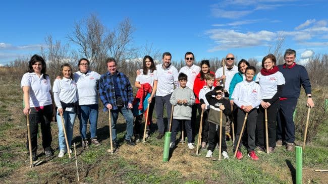 Voluntarios de la Fundación Aon plantan un Bosque en una zona en riesgo de desertificación