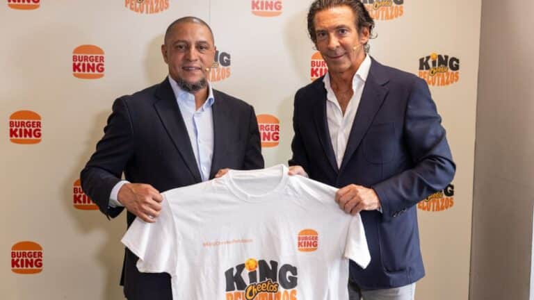 Burger King lanza la hamburguesa "King Cheetos pelotazos" de la mano de Roberto Carlos