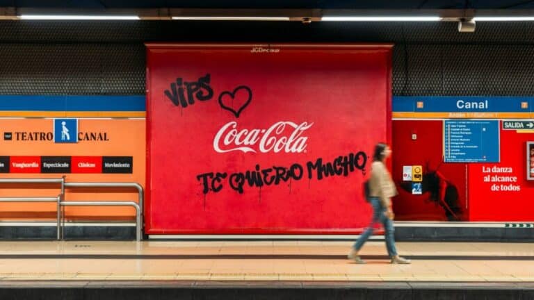 Vips le declara su amor a Coca-Cola interviniendo sus anuncios