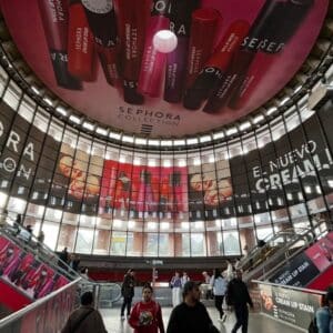 Sephora tiñe de color la estación de Atocha con su icónica colección de labiales Cream Lip Stain