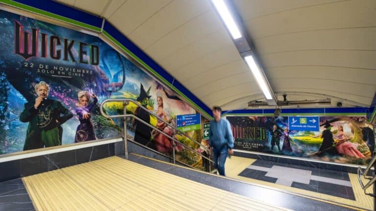 Universal International Pictures Spain, junto con Mindshare y mStudio transforman el Metro de Madrid con motivo del estreno en cines de Wicked.
