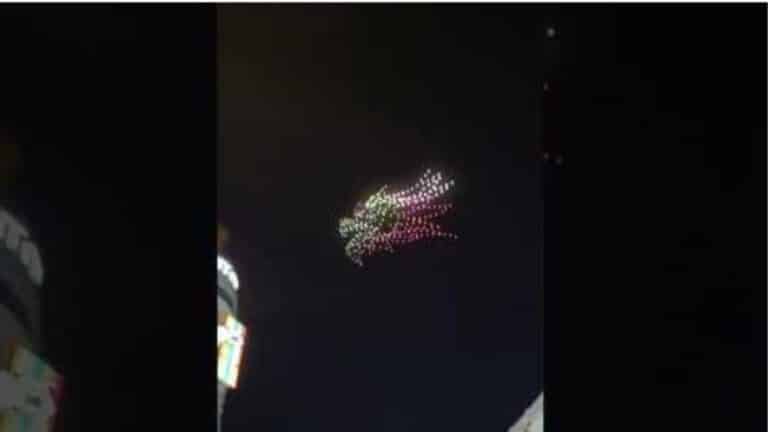 Más de 300 drones, en forma de dragón, invaden el cielo de Madrid