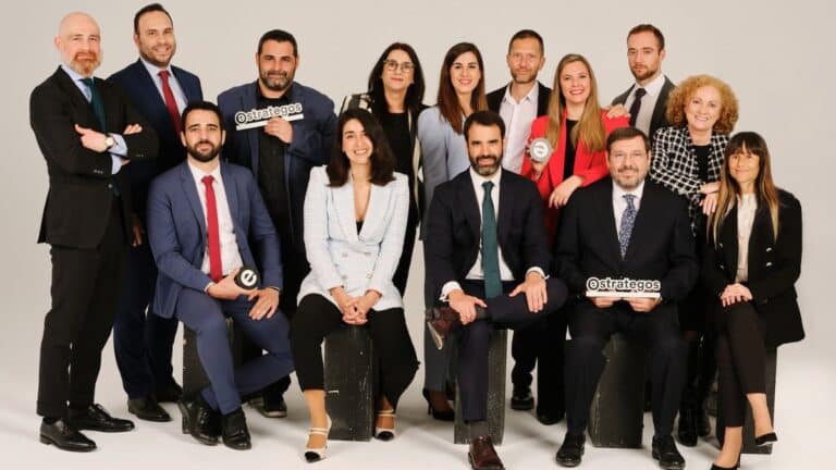 Estrategos conmemora el Día de la Constitución con un vídeo para prestigiar la política