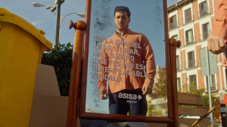 ASISA invita a reflexionar sobre la salud con la instalación de espejos en diferentes espacios de Madrid