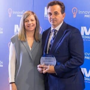 El director general de El Pozo Alimentación, Rafael Fuertes recibe el galardón de la mano de la directora de Servicio al Cliente de Kantar Worldpanel en Madrid, Ana Machota