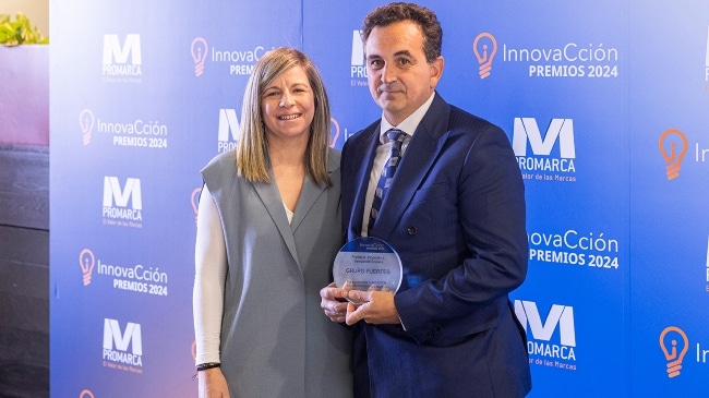 El director general de El Pozo Alimentación, Rafael Fuertes recibe el galardón de la mano de la directora de Servicio al Cliente de Kantar Worldpanel en Madrid, Ana Machota