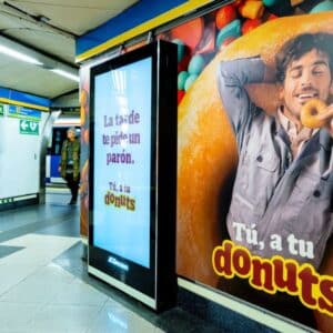Donuts® homenajea lo irresistible de sus productos glacé y bombón en una acción especial con aroma y sonido en el Metro de Madrid