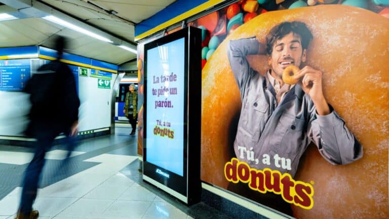 Donuts® homenajea lo irresistible de sus productos glacé y bombón en una acción especial con aroma y sonido en el Metro de Madrid
