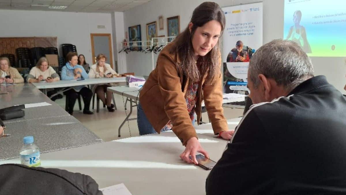 Fundación Telefónica impulsa la capacitación digital de personas mayores en el entorno rural