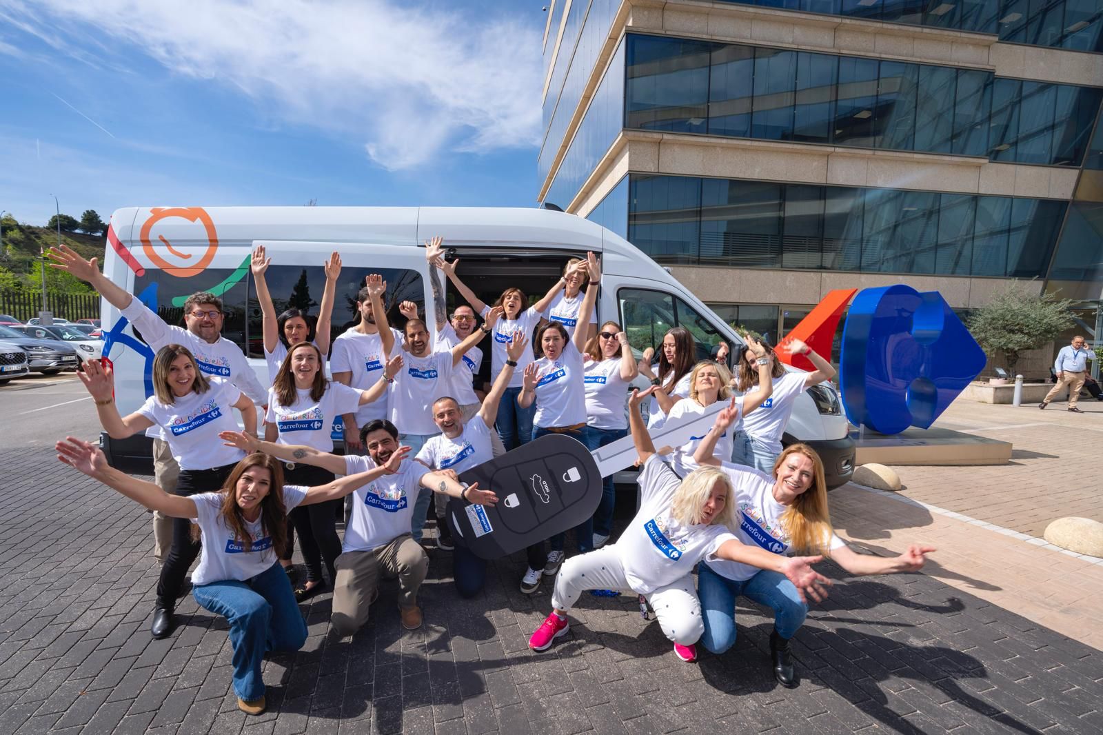 Fundación Solidaridad Carrefour dona un minibús escolar a AUCAVI, a favor de la infancia con autismo de la Comunidad de Madrid