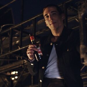Mahou Cinco Estrellas lanza una nueva campaña que celebra la grandeza que llevamos dentro de la mano del actor Miguel Herrán