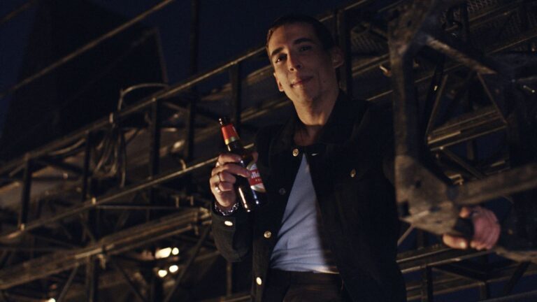 Mahou Cinco Estrellas lanza una nueva campaña que celebra la grandeza que llevamos dentro de la mano del actor Miguel Herrán