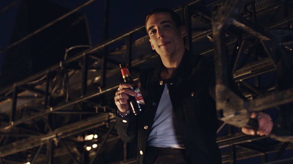 Mahou Cinco Estrellas lanza una nueva campaña que celebra la grandeza que llevamos dentro de la mano del actor Miguel Herrán
