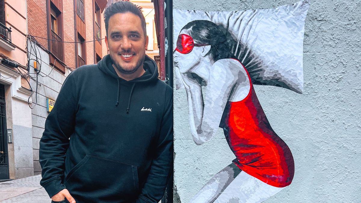 Pikolin reivindica el beso de buenas noches con un grafiti en el corazón de Madrid
