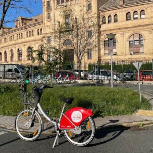 Sevici y Cruz Roja se unen para impulsar el acceso al empleo a través de la bicicleta