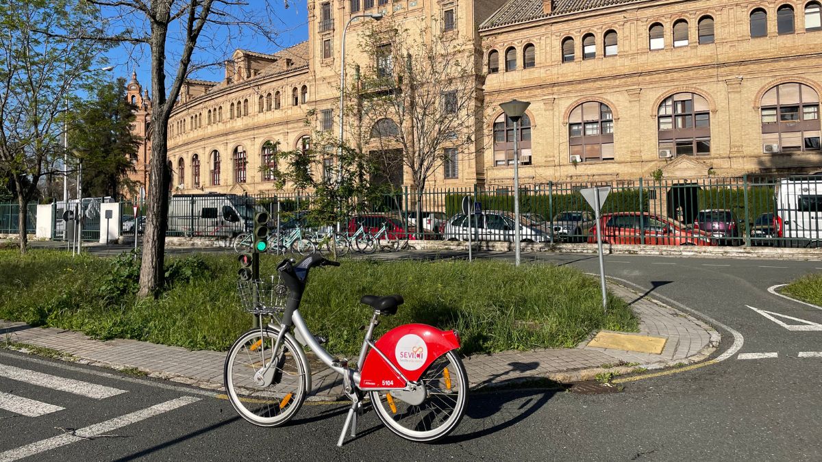 Sevici y Cruz Roja se unen para impulsar el acceso al empleo a través de la bicicleta
