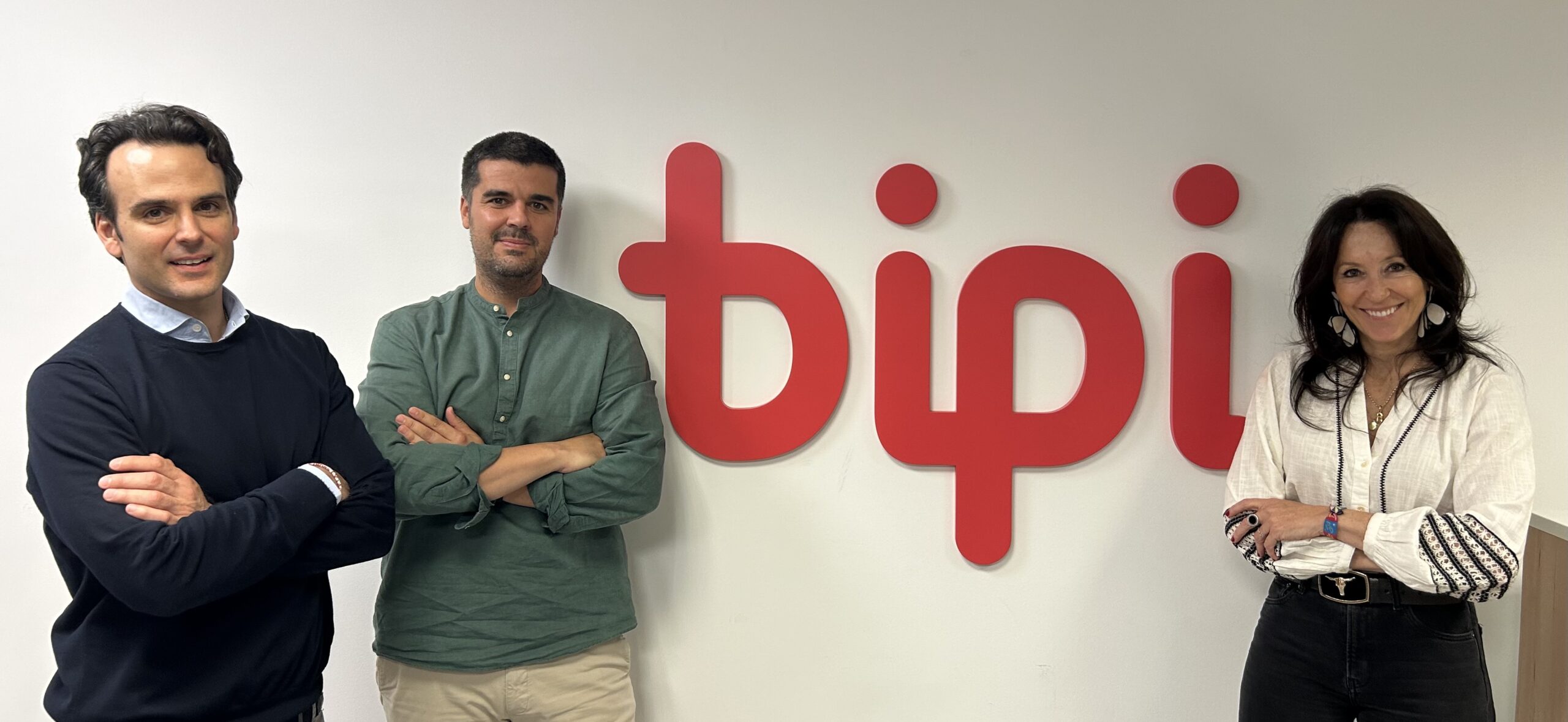 Alejandro Vigaray y Saúl Alonso (Bipi) con Ana Picó (Havas PR)