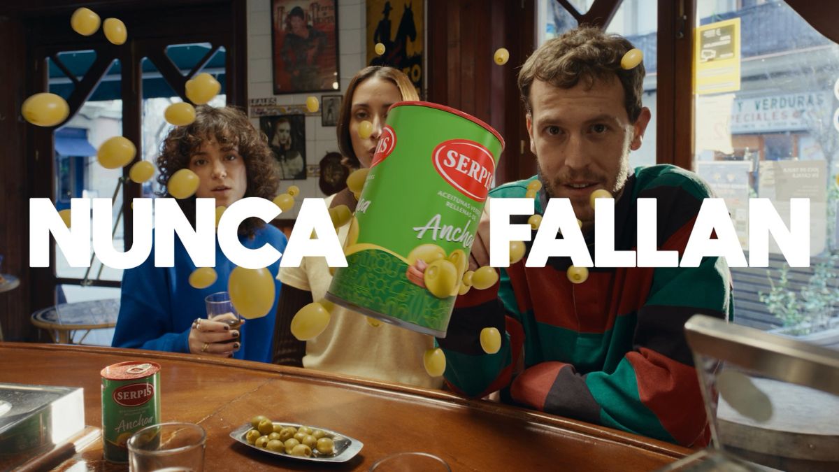 Serpis lanza una campaña fresca y auténtica con humor cotidiano para un aperitivo que nunca falla