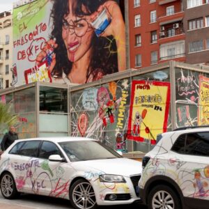 Niños intervienen una lona en Madrid para anunciar el nuevo Fresquito de KFC y Fiesta