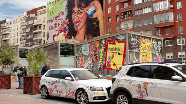 Niños intervienen una lona en Madrid para anunciar el nuevo Fresquito de KFC y Fiesta