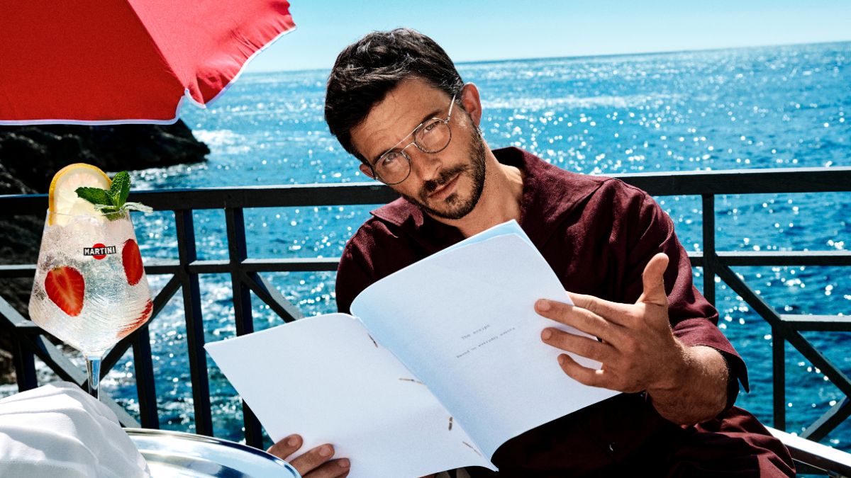 Martini y Jonathan Bailey ‘se salen del guion’ junto a Martini Bianco Spritz, el brindis del verano
