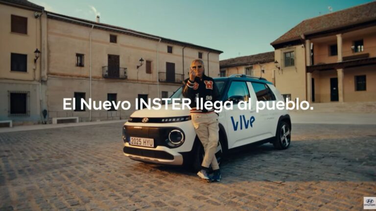 Hyundai, de la mano de Innocean, lanza un divertido vídeo protagonizado por Jesús Calleja, en el que un pueblo vive una “Insteria Colectiva”