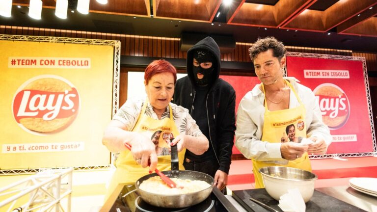 David Bisbal y Lola Lolita reabren el debate de la tortilla con o sin cebolla en la nueva campaña de Lay’s