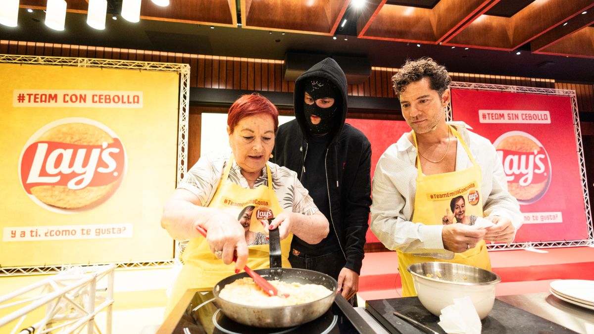 David Bisbal y Lola Lolita reabren el debate de la tortilla con o sin cebolla en la nueva campaña de Lay’s