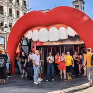 EssenceMediacom y mStudio transforman la estación de Sol para la promoción de “FURIA”, la nueva serie de HBO Max