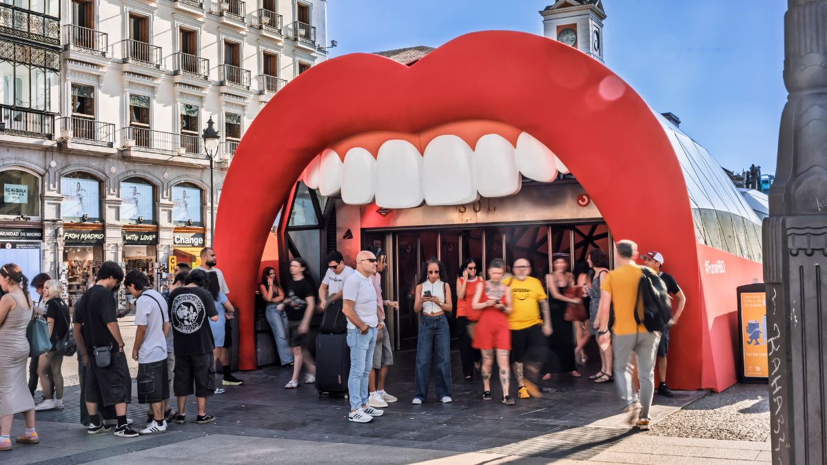 EssenceMediacom y mStudio transforman la estación de Sol para la promoción de “FURIA”, la nueva serie de HBO Max