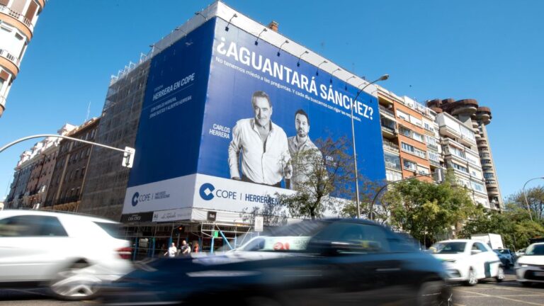 COPE desvela el misterio de su lona viral y presenta su campaña "más voces para escuchar"