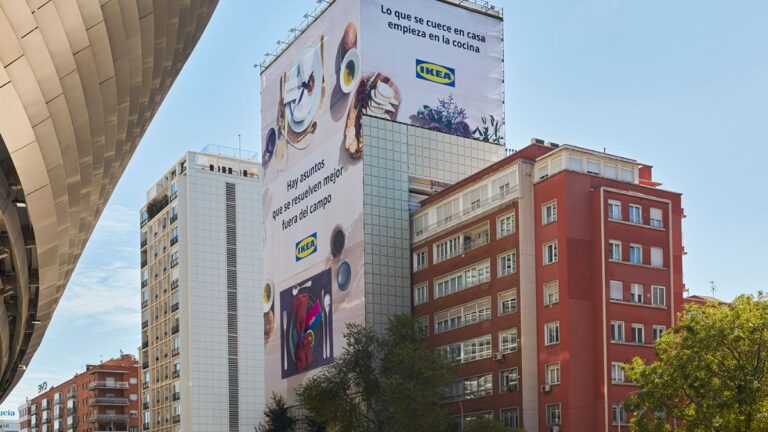 IKEA despliega una lona frente al Bernabéu con el mensaje “hay asuntos que se resuelven mejor fuera del campo”