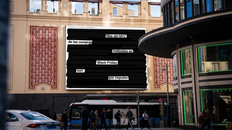 B100 bloquea espacios publicitarios en Madrid para concienciar sobre el consumo impulsivo en Black Friday