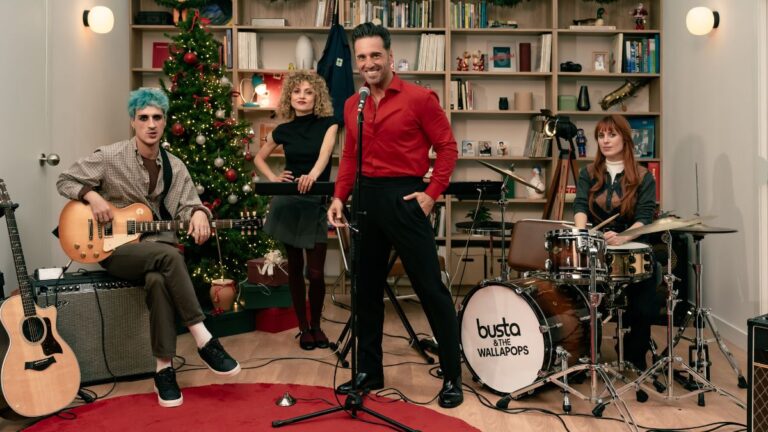 El anti-villancico de Wallapop y Bustamente que anima a las personas a celebrar la Navidad que quieran