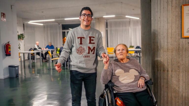 Voluntarios con discapacidad acompañan a personas mayores en una residencia de Ávila