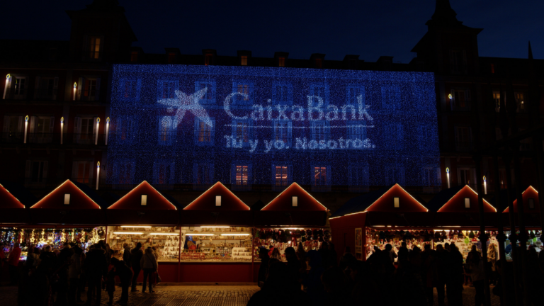 CaixaBank transforma la Plaza Mayor de Madrid en un espectáculo de luz esta Navidad