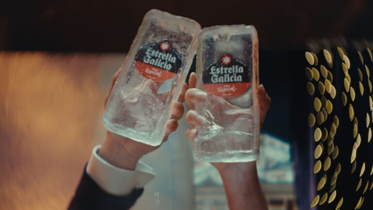 Estrella Galicia arranca el año brindando con hielo para celebrar su mejor decisión