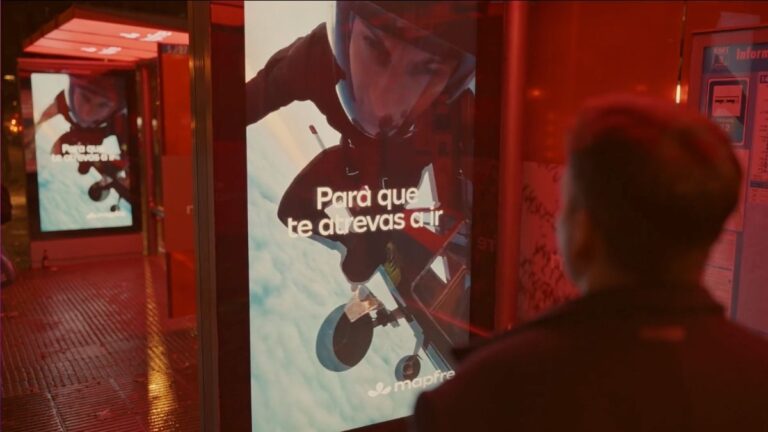 Burns traslada el nuevo posicionamiento de Mapfre al entorno social a partir de una gran activación urbana