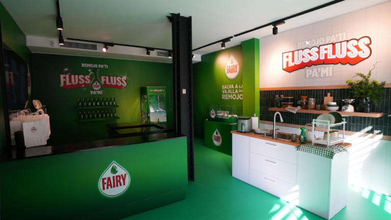 La vajilla se rebela y planta cara al remojo en la nueva e inédita campaña de Fairy