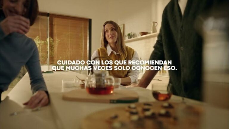 Nautalia cuestiona con humor las recomendaciones de viajes en su nueva campaña