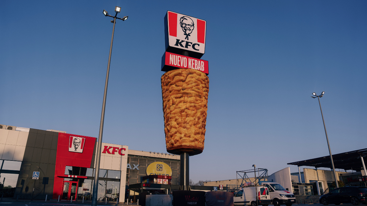 KFC transforma los tótems de sus restaurantes en kebabs gigantes para ...
