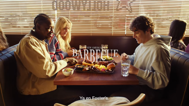 Menos scroll, más BBQ: la nueva campaña de Foster’s Hollywood apuesta por la conexión real