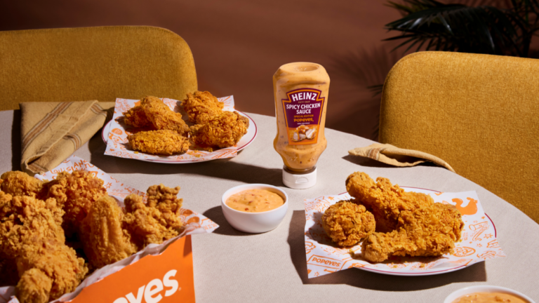 La nueva salsa Heinz Spicy Chicken, fruto de la colaboración entre HEINZ® y POPEYES®, aterriza en retail con la campaña “El Drop Más Hot”