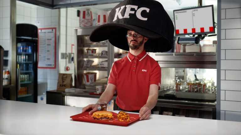 KFC utiliza objetos gigantes para presentar “El Combito” , su menú más pequeño