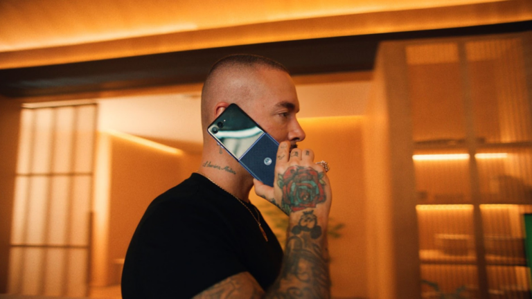 Motorola estrena junto a J Balvin la campaña global de fútbol “Jugamos”